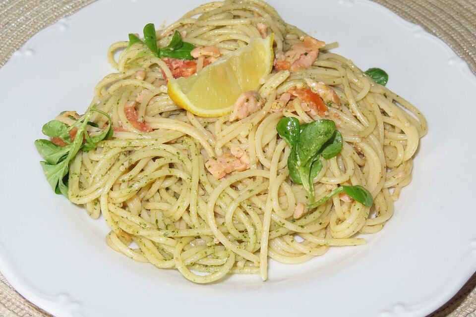 Pasta mit Räucherlachs und Zitronenpesto