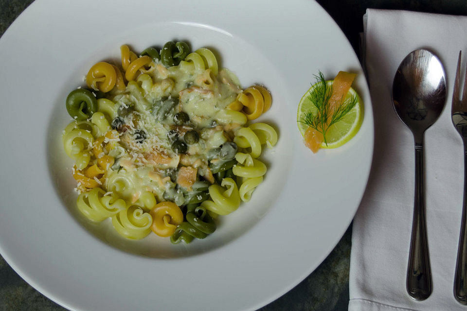 Pasta mit Räucherlachs und Zitronenpesto