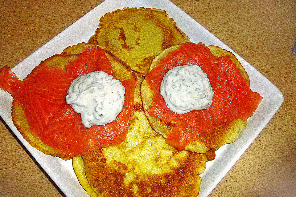 Buchweizen - Blini mit Lachs und Senfcreme