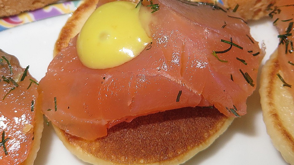 Buchweizen - Blini mit Lachs und Senfcreme Buchweizen - Blini mit Lachs und Senfcreme
