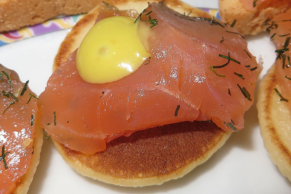 Buchweizen - Blini mit Lachs und Senfcreme