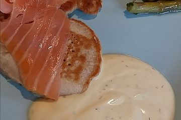 Buchweizen - Blini mit Lachs und Senfcreme