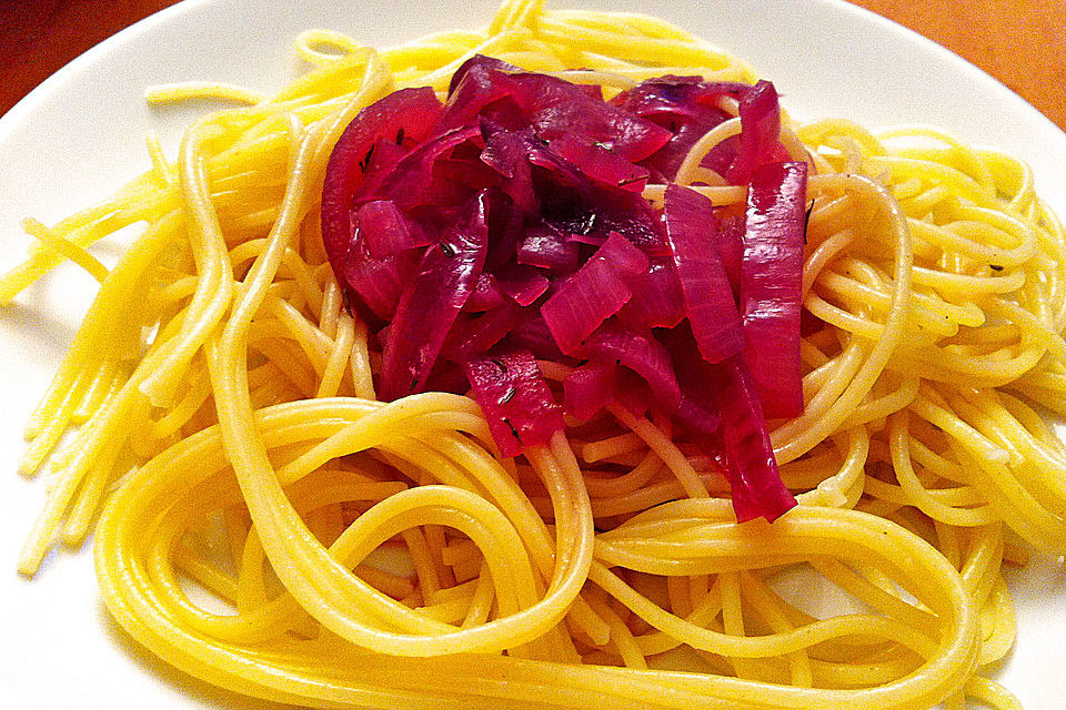 Spaghetti mit roten Zwiebeln