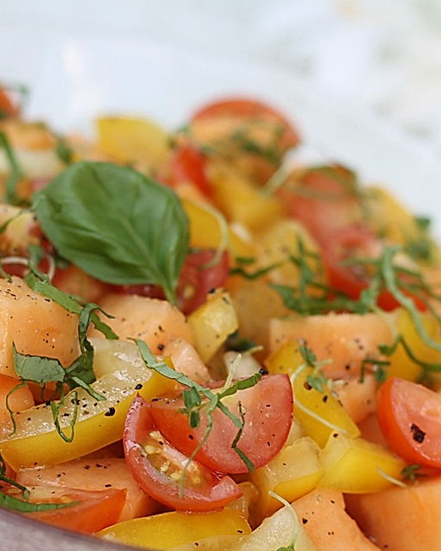 Tomaten - Melonen - Salat mit Basilikum