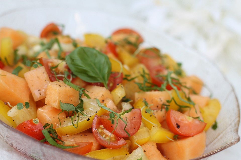 Tomaten - Melonen - Salat mit Basilikum