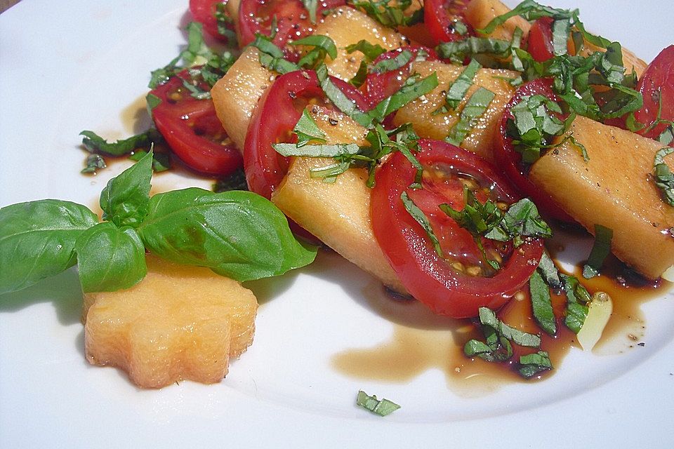 Tomaten - Melonen - Salat mit Basilikum