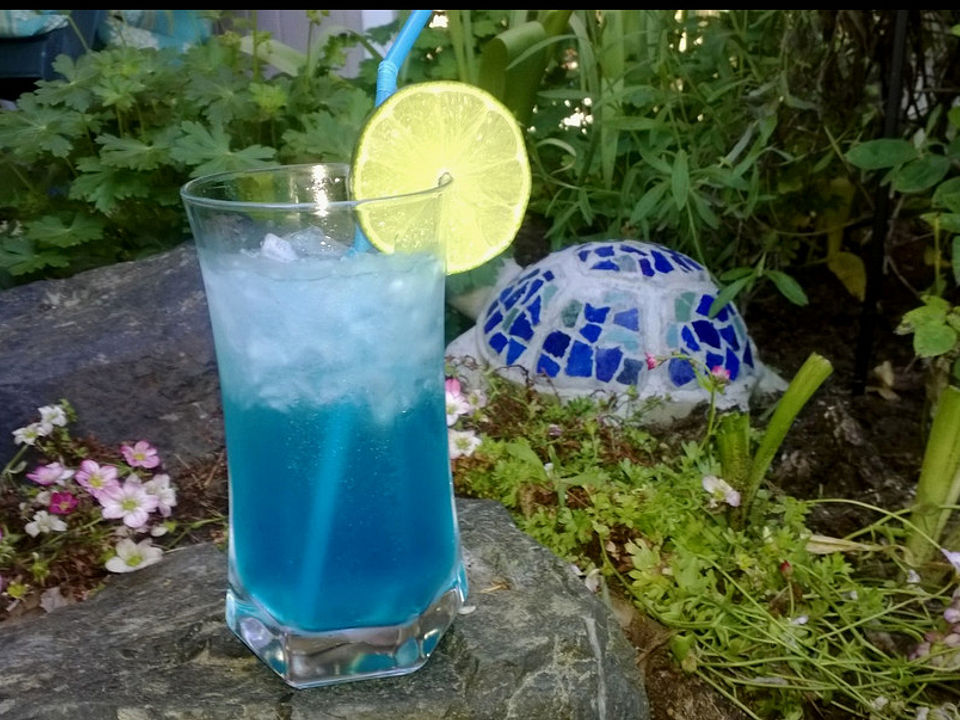 Blue Ocean Cocktail mit Wodka und Limette von jennybee| Chefkoch