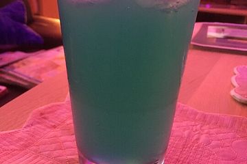 Blue Ocean Cocktail mit Wodka und Limette