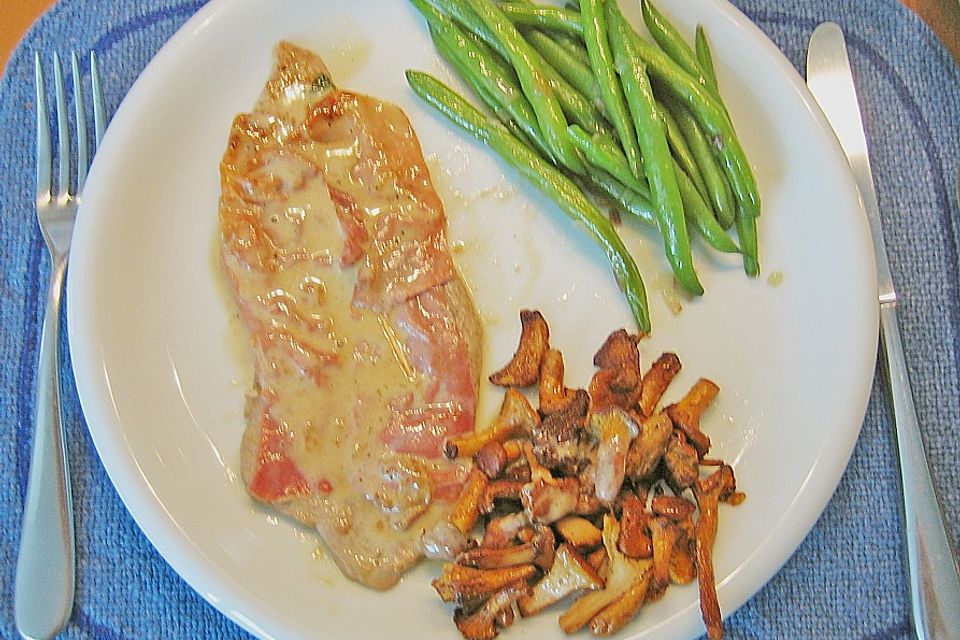 Saltimbocca vom Kalbsschnitzel mit frischen Pfifferlingen