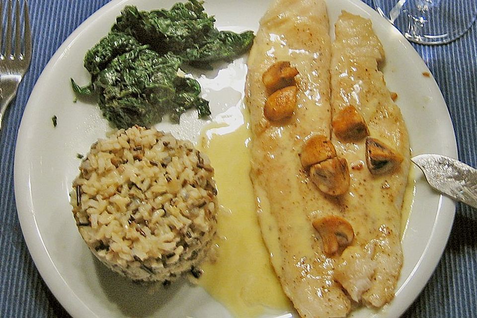 Seezungenfilets in beurre blanc mit weißen Champignons