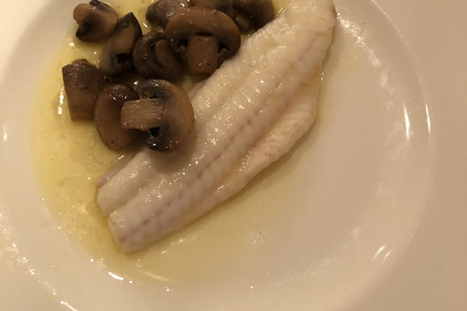 Seezungenfilets in beurre blanc mit weißen Champignons