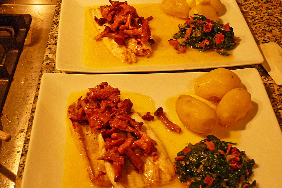 Seezungenfilets in beurre blanc mit weißen Champignons