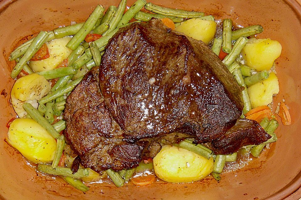 Rinderbraten mit grünen Bohnen und Kartoffeln