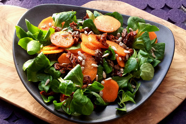 Möhren - Feldsalat mit Sonnenblumenkernen und getrockneten Tomaten von ...