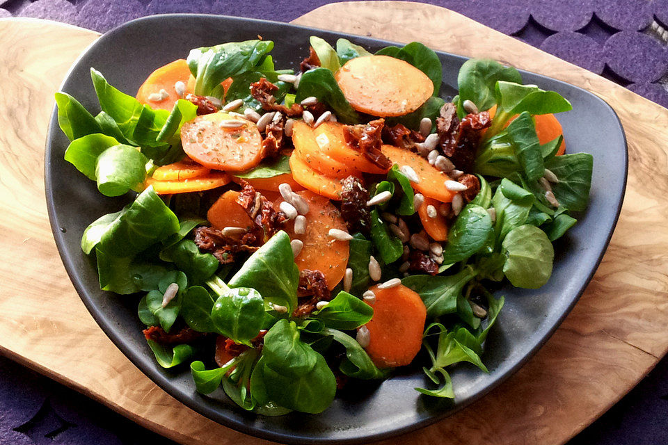 Möhren - Feldsalat mit Sonnenblumenkernen und getrockneten Tomaten