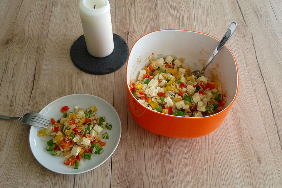 Paprikasalat mit Reis und Feta-Käse