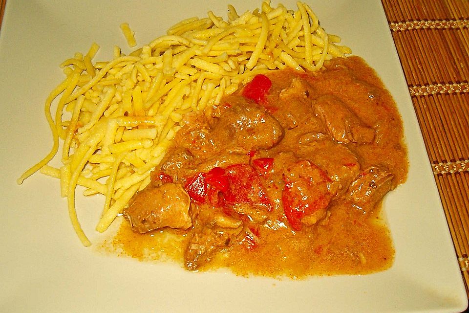 Bandnudeln mit Paprika - Rahm - Gulasch