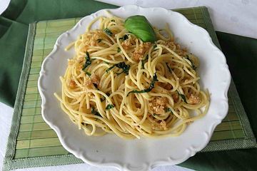 Spaghetti mit Limonen, Basilikum, Minze und Chili