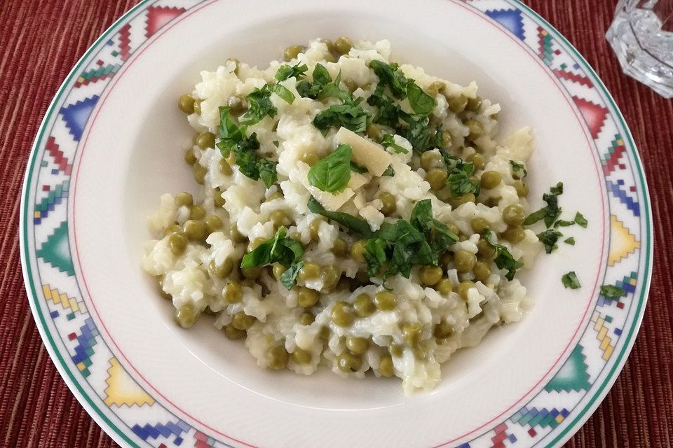 Einfaches Erbsenrisotto mit Basilikum