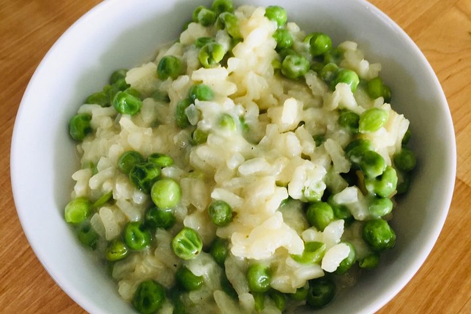 Einfaches Erbsenrisotto mit Basilikum