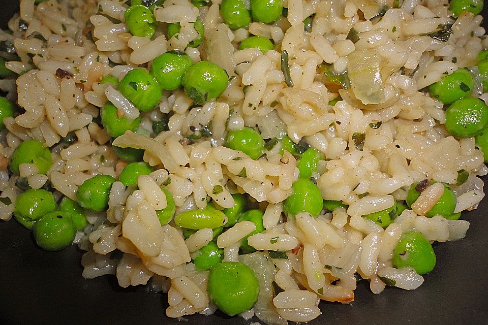 Einfaches Erbsenrisotto mit Basilikum