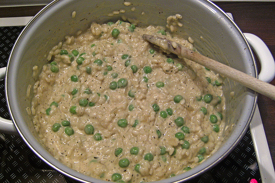 Einfaches Erbsenrisotto mit Basilikum