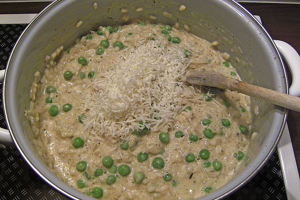 Einfaches Erbsenrisotto mit Basilikum