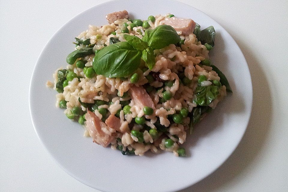 Einfaches Erbsenrisotto mit Basilikum