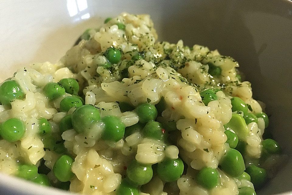 Einfaches Erbsenrisotto mit Basilikum