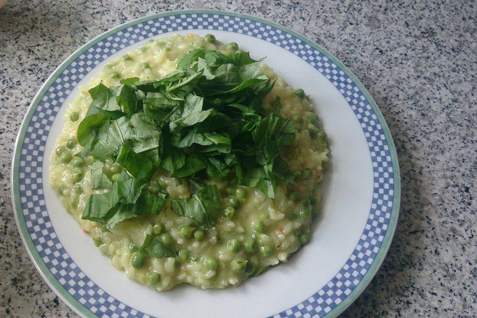 Einfaches Erbsenrisotto mit Basilikum