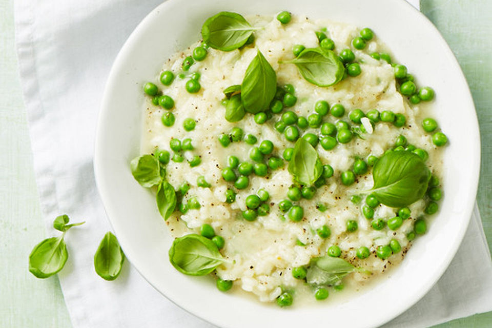 Einfaches Erbsenrisotto mit Basilikum