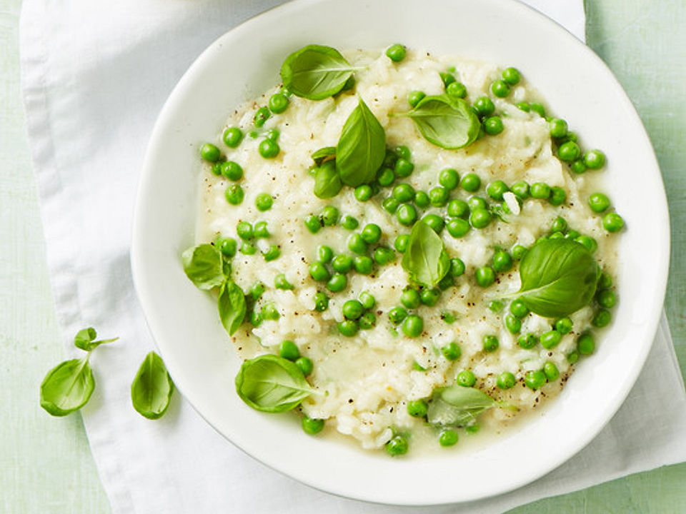 Einfaches Erbsenrisotto mit Basilikum