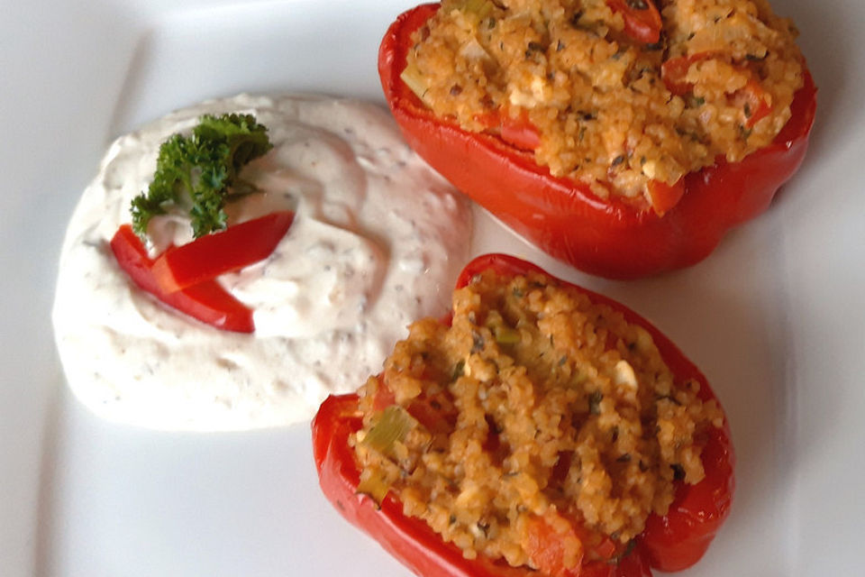 Gefüllte Paprika mit Bulgur und Feta