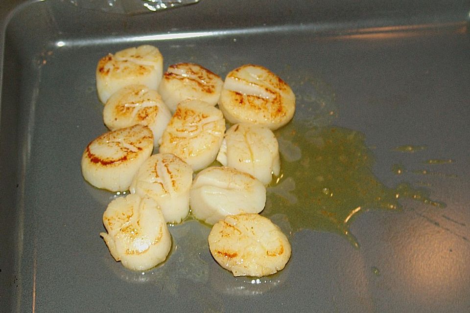 Jakobsmuscheln und Scampi mit Belugalinsen an Curryschaum