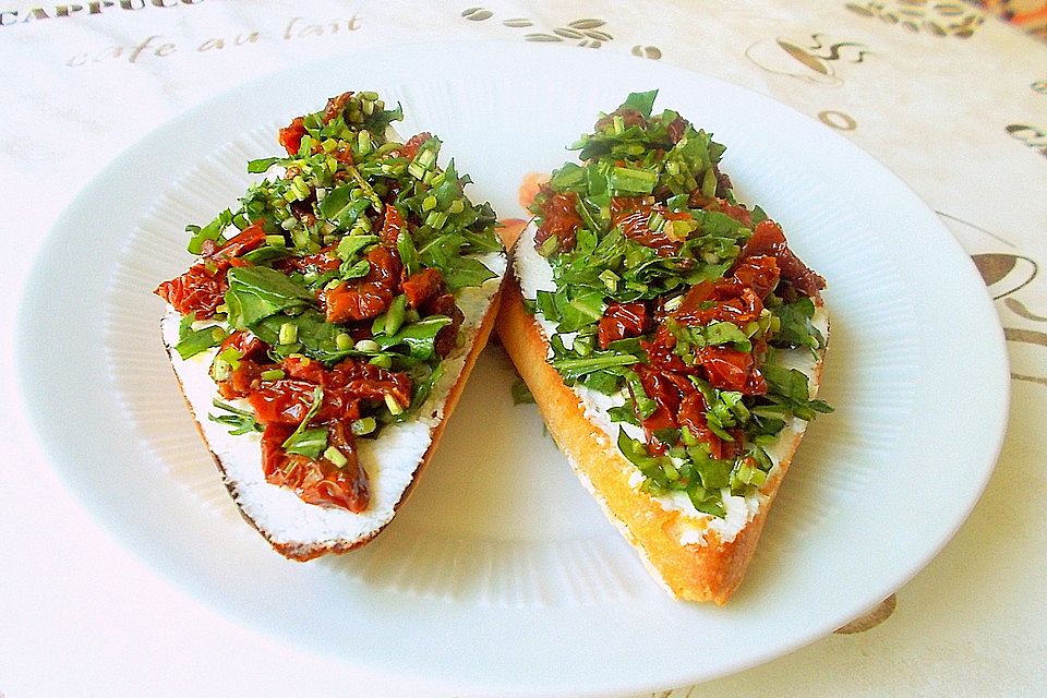 Crostini mit Rucola und eingelegten Tomaten