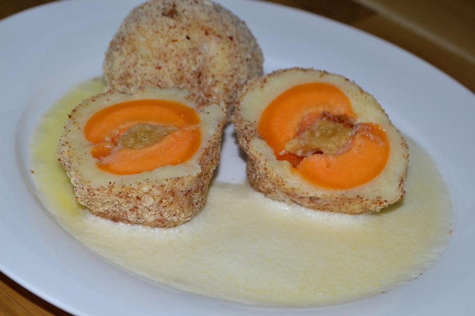 Zwetschgen - oder Marillenknödel mit Weinschaumsauce