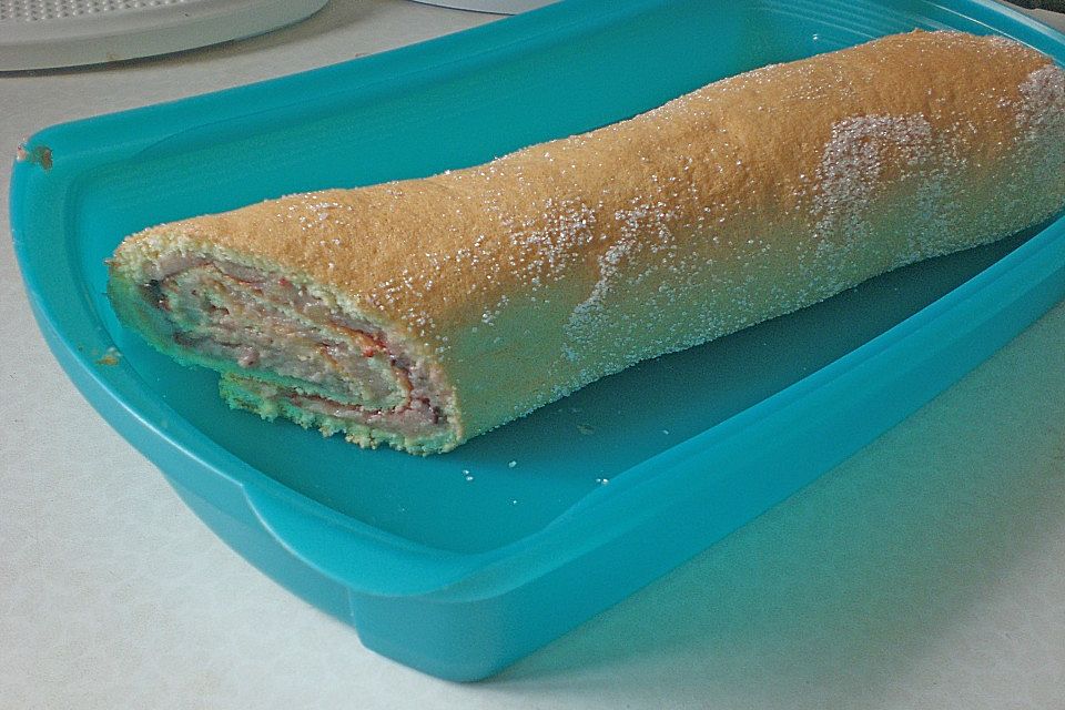 Biskuitroulade mit Marzipanfüllung