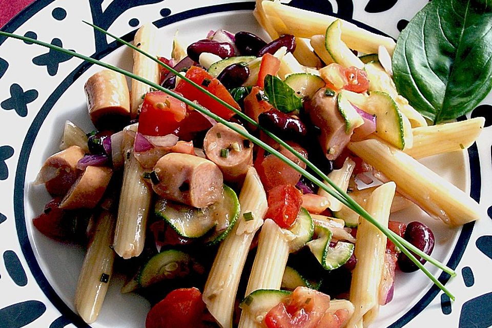 Nudelsalat mit rohen Zucchini, Tomaten, Kidneybohnen und Wurst