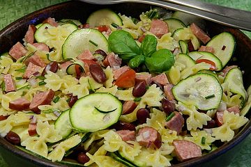 Nudelsalat Mit Rohen Zucchini Tomaten Kidneybohnen Und Wurst Von Kilometerfresserchen Chefkoch