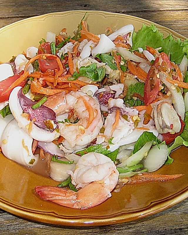 Yam Taleh - sauer, scharfer Thai - Salat mit Meeresfrüchten