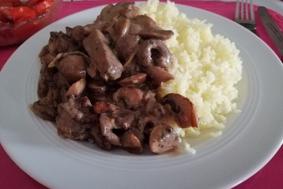 Geschnetzeltes von der Kalbsleber mit Zwiebeln und Champignons