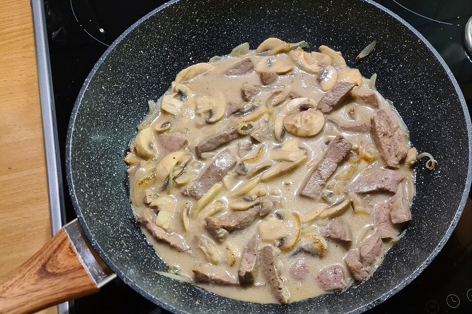 Geschnetzeltes von der Kalbsleber mit Zwiebeln und Champignons