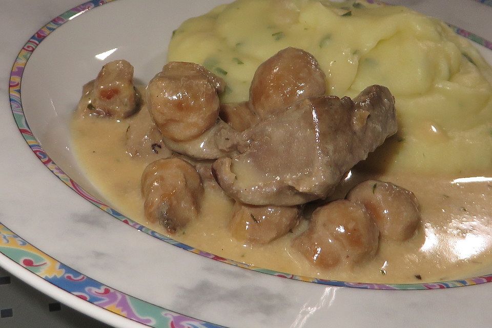 Geschnetzeltes von der Kalbsleber mit Zwiebeln und Champignons