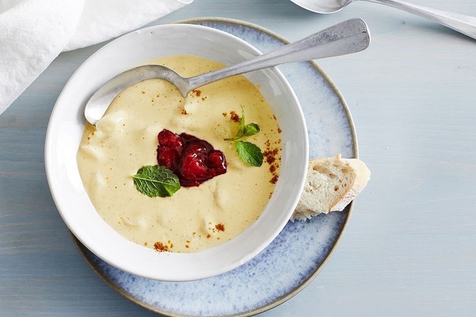 Spargelsuppe mit Curry und Erdbeer-Zwiebel-Kompott