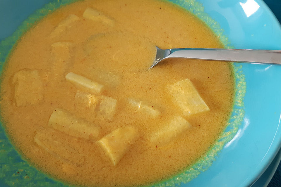 Spargelsuppe mit Curry und Erdbeer-Zwiebel-Kompott