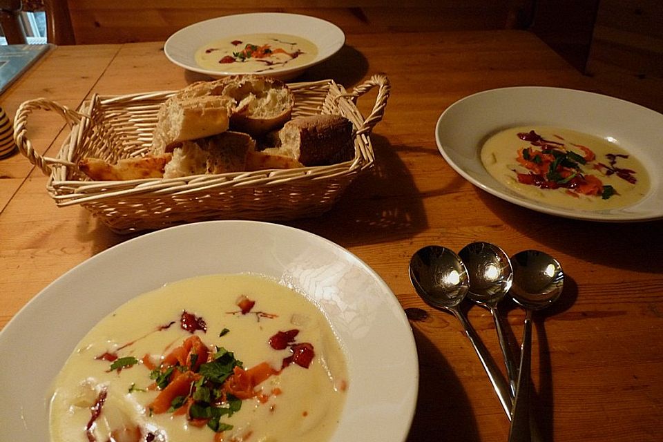 Spargelsuppe mit Curry und Erdbeer-Zwiebel-Kompott