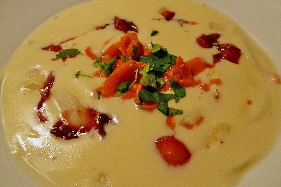 Spargelsuppe mit Curry und Erdbeer-Zwiebel-Kompott