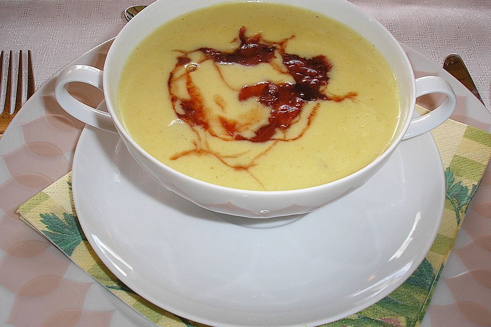 Spargelsuppe mit Curry und Erdbeer-Zwiebel-Kompott