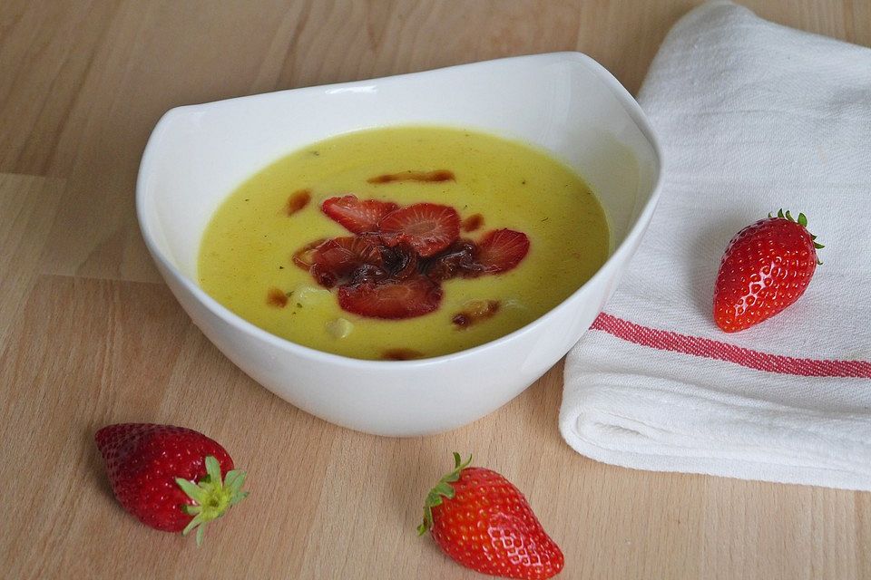 Spargelsuppe mit Curry und Erdbeer-Zwiebel-Kompott