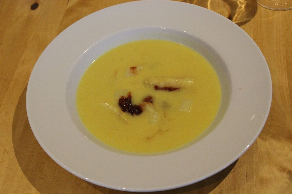 Spargelsuppe mit Curry und Erdbeer-Zwiebel-Kompott